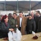 Las autoridades pudieron degustar los productos de la matanza en la feria de Cistierna