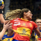 Marta Mangué trata de armar el brazo entre dos defensoras suecas en el debut de España en el Europeo de Suecia.