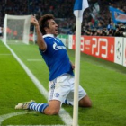 Raúl celebra su gol, el primero del Schalke, contra el Inter.