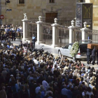 Multitud de personas se arremolinaron ante la portada de la Catedral de León mientras se oficiaba la solemne misa de funeral a la que asistieron decenas de autoridades y políticos.