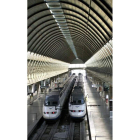 Dos trenes de Alta Velocidad, en la estación de Santa Justa.