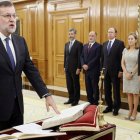 Mariano Rajoy jura el cargo como presidente del Gobierno en presencia del rey Felipe VI. ÁNGEL DÍAZ
