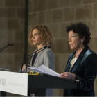 Las ministras Meritxell Batet (izquierda) y Isabel Celaá (derecha) en la rueda de prensa posterior al Consejo de Ministros celebrado en Barcelona.