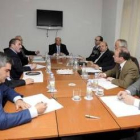 El empresario Manuel Viloria (al fondo) en una reunión del patronato