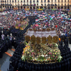El Encuentro, el Viernes Santo en la Plaza Mayor durante la procesión de Los Pasos