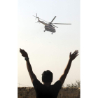 Un simpatizante saluda al helicóptero donde viajaba Mubarak.