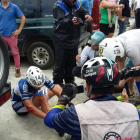 Gabriel Marín dolorido después de la aparatosa caída que sufrió durante una etapa de la Vuelta a Costa Rica.