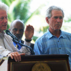 Los expresidentes Bill Clinton (izquierda) y George W. Bush en una visita a Haití, en marzo del 2010.
