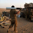 Un soldado israelí carga un obús para un tanque.