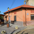 Imagen del bar, de propiedad municipal, con el tejado recién arreglado. MEDINA