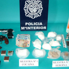 Las drogas y las armas de fuego intervenidas por los agentes del Cuerpo Nacional de Policía.