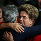La ya expresidenta de Brasil, Dilma Rousseff, abraza al senador Jorge Viana. FERNANDO BIZERRA JR