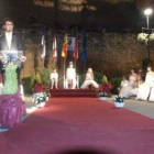 El alcalde se dirige al público durante la coronación de la reina y damas de las fiestas.