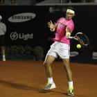 El tenista español Rafael Nadal devuelve una bola ante el brasileño Thomaz Bellucci durante la primera ronda del Abierto de Río 2015 en Río de Janeiro.