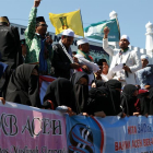 ctivistas musulmanes asisten a una concentración en contra del colectivo de lesbianas, gais, transexuales y bisexuales (LGTB) en Banda Aceh, Indonesia, hoy, 2 de febrero.