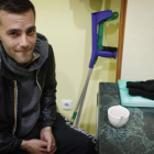 Diego Reinoso vive en las calles de León desde hace ocho días. Deambula con el pie roto y con muletas. Llega al centro con las manos ateridas.