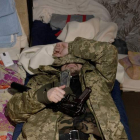 Un soldado ucraniano duerme en un hospital del frente del Donestk. ROMAN PILIPEY