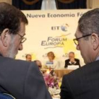Mariano Rajoy conversa con Ruiz Gallardón durante la intervención de Esperanza Aguirre
