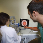 Médicos residentes aprenden a operar cataratas en el Hospital de León. MARCIANO PÉREZ