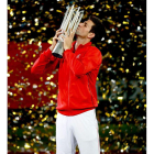 Djokovic besa el trofeo como campeón de Shanghai.