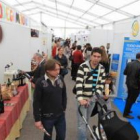 La carpa de la feria se llenó de curiosos minutos después de su apertura al público.