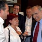 El diputado y alcalde de Cistierna, Nicanor Sen, saluda a Alfonso Guerra en presencia de Óscar López