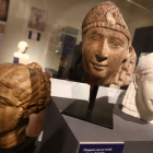 Detalle de los nuevos bustos de Cleopatra que ya lucen en una vitrina del Museo Bíblico y Oriental de León.