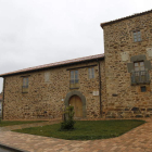 La casa-torre luce blasones con los entronques familiares de los señores de Otero.