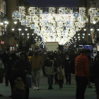 Llegan las luces de Navidad a las calles de León. RAMIRO