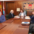 La alcaldesa y la presidenta del Imfe, con los miembros de la asociación Seniors Españoles para la Cooperación Técnica. L. DE LA MATA