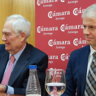 Guillermo García acompaña al nuevo presidente de la Cámara de Comercio, Juan José Alonso. A.V.