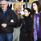 La madre de Miriam, ayudada ayer por familiares.