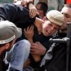 Agentes policiales evacuan, tras violentos enfrentamientos con extremistas, a las tres familias