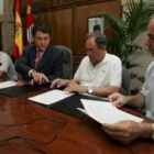 Representantes de las asociaciones adheridas junto a Riesco y Cortés