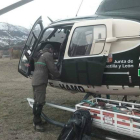 Un helicóptero transporta alimento para los animales.