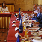 Los parlamentarios leoneses y los comerciantes, duranta la reunión de ayer en León.