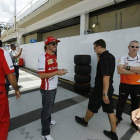El piloto español Fernando Alonso  de la escudería Ferrari llega a la zona de garajes hoy en el autódromo de Interlagos, en Sao Paulo (Brasil).