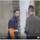Captura del vídeo de la agresión al youtuber MrGranBomba por parte de un repartidor al que llamó caranchoa.