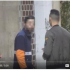 Captura del vídeo de la agresión al youtuber MrGranBomba por parte de un repartidor al que llamó caranchoa.