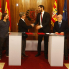El presidente de la FEB, Jorge Garbajosa y el alcalde Santisteve hoy en la firma del acuerdo