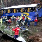 Las asistencias prestan ayuda a los accidentados en una carretera portuguesa.