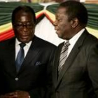 El presidente de Zimbabue y el líder de la oposición tras la firma
