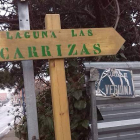 Las señales que indican el camino hacia Las Carrizas fueron realizadas por el servicio de Jardinería.