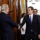 Albert Rivera saluda al presidente del Congreso, Jesús Posada, en el acto institucional del Día de la Constitución.