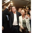 El ex ministro Jaume Matas, junto a su esposa, recibe las felicitaciones de los militantes populares