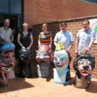 Dirigentes de Mansurle posan junto a los nuevos cabezudos.