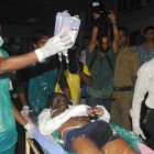 Uno de los heridos por las explosiones es trasladado a un hospital de Bombay.