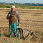 Un cazador y su perro en una batida de perdiz. P. V.