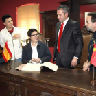 Lui Changgeng firmó en el libro de honor del Ayuntamiento de Cistierna.