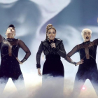 La armenia Artsvik interpreta la cancion 'Fly with me', durante la primera semifinal del festival de Eurovision, en Kíev.